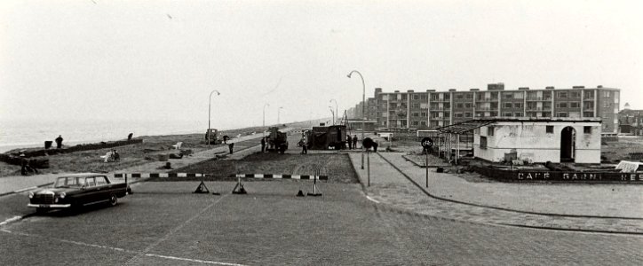 Hoek Jacob van Heemskerckstraat, ziende naar het noorden. NB. rechts op de foto de sloop van Café Restaurant Garni 13-03-1963. Aangekocht in 1977 van fotograaf C. de Boer. Identificatienumme, NL-HlmNHA 54004071