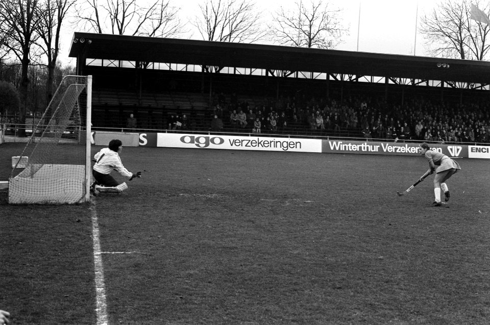 Hockeyinterland Nederland tegen Engeland 1-1 (dames) in Wagenerstadion Amstelvee, Bestanddeelnr 927-8823
