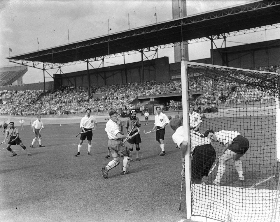 Hockey. Demonstratiewedstrijd India tegen Europa in het Olympisch Stadion te Ams, Bestanddeelnr 905-2503