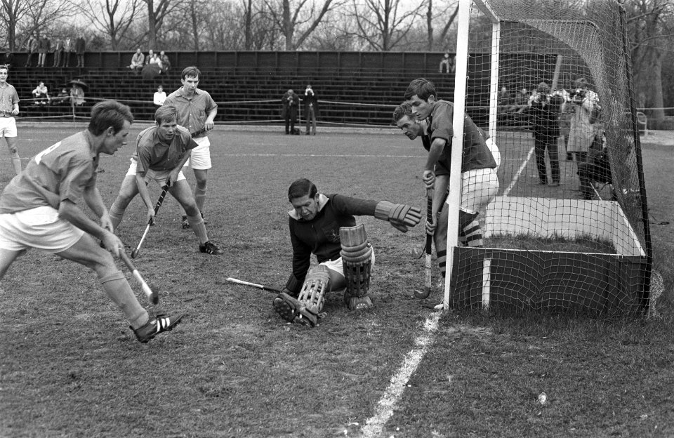 Hockey Nederland tegen Zuid Afrika te Amstelveen Nico Spits , Frans Spits en Nol, Bestanddeelnr 922-3173