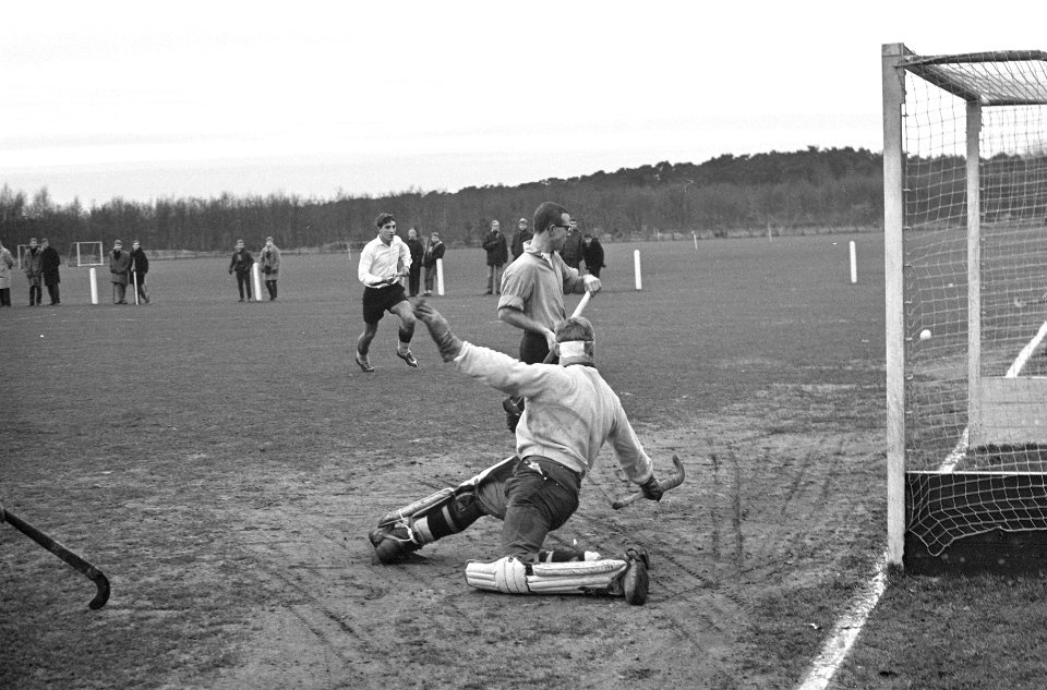Hockey Laren tegen Amsterdam, keeper Wolf (Laren) kijkt bal na, toen Voigt (Amst, Bestanddeelnr 917-2609