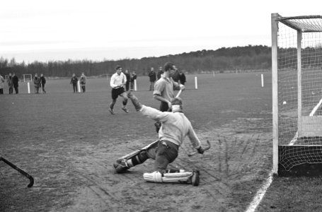Hockey Laren tegen Amsterdam, keeper Wolf (Laren) kijkt bal na, toen Voigt (Amst, Bestanddeelnr 917-2609