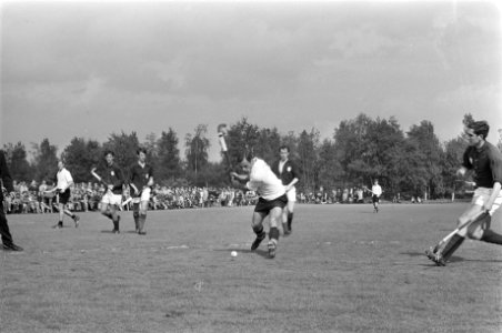 Hockey kampioenschap Laren tegen Hattem 3-0 achter Kik Tholen (juichend), Bestanddeelnr 922-4184