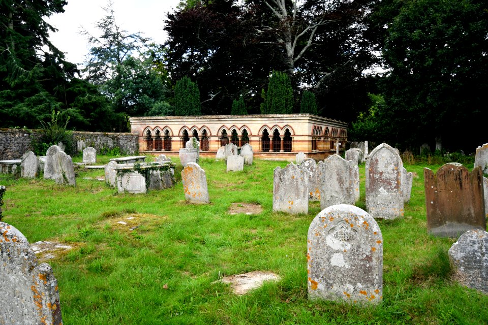 Hoare Vaults in Churchyard of St Gregory, Dawlish 01