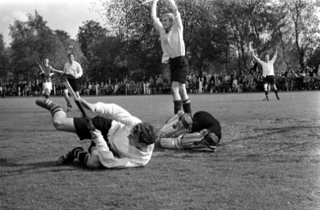 Hockey kampioenschap Laren tegen Hattem 3-0 achter Kik Tholen (juichend), Bestanddeelnr 922-4182