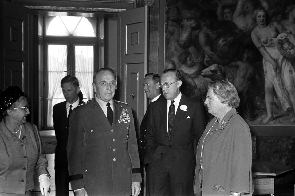 HM en ZKH Prins Bernhard ontvingen generaal Lemnitzer in verband met afscheid al, Bestanddeelnr 922-4821