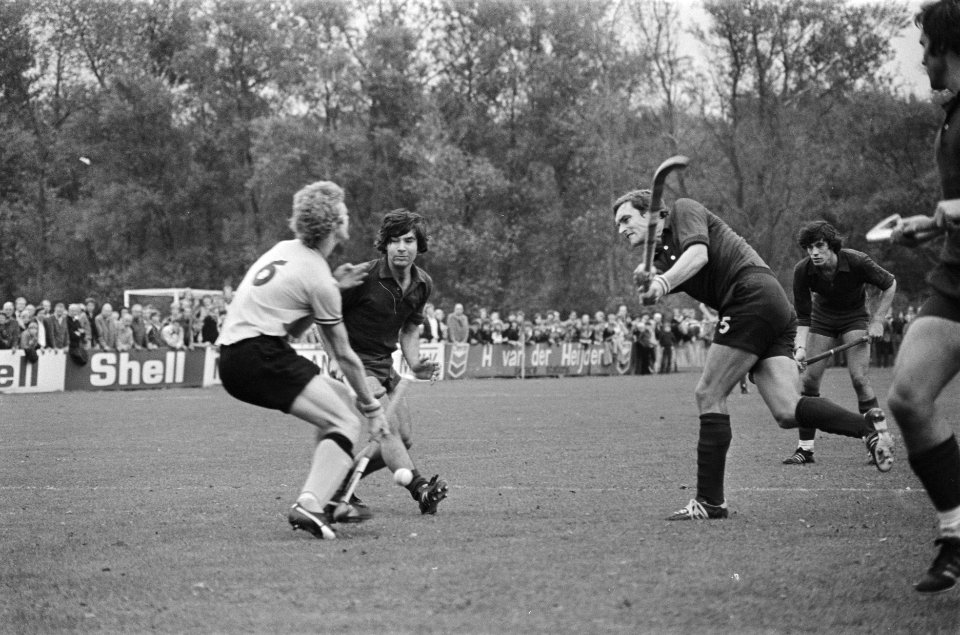 Hockey HGC tegen HCKZ Edo Buma (HCKZ) lost schot op HGC-doel, terwijl de gebroe, Bestanddeelnr 928-8230
