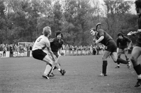 Hockey HGC tegen HCKZ Edo Buma (HCKZ) lost schot op HGC-doel, terwijl de gebroe, Bestanddeelnr 928-8230