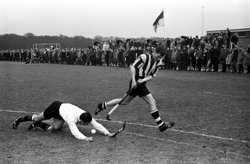 Hockey HDM tegen Amsterdam 0-1, aanval van Amsterdam, Bestanddeelnr 917-5380