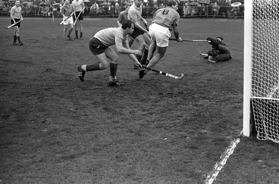 Hockey Nederland tegen Belgie 1-0, Ter Haar (nummer 8) scoort Nederlands doelpun, Bestanddeelnr 920-1983