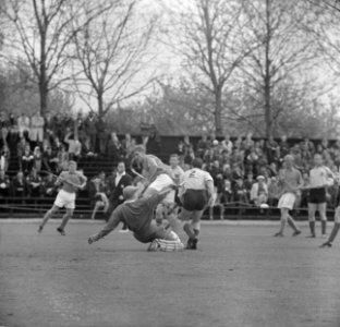 Hockey Nederland tegen Belgie 2-0 Spelmoment, keeper Thil van Belgie houdt Swee, Bestanddeelnr 915-1502
