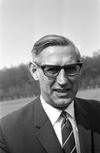 Hockey heren Nederland tegen Frankrijk te Eindhoven. Dhr. Bromberg coach Nederla, Bestanddeelnr 921-2935