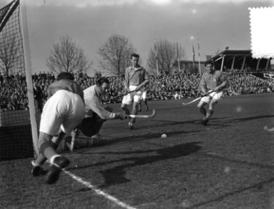 Hockey Nederland tegen Engeland, aanval op Engels doel, Bestanddeelnr 906-4174