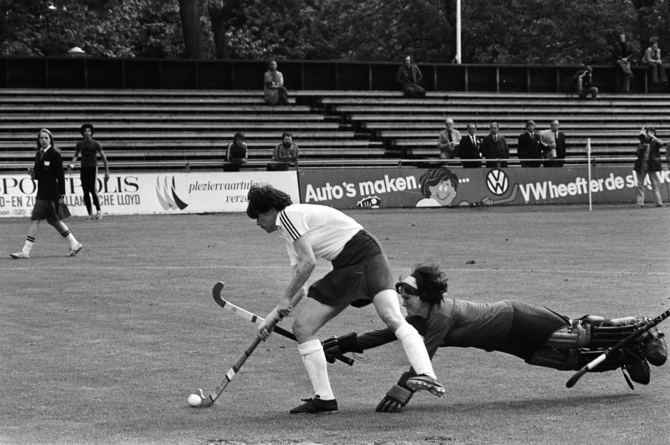 Hockey Europacup dames in Amsterveen, D Marres passeert Kralichova en scoort, Bestanddeelnr 928-6270