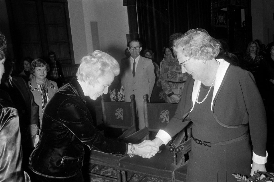 HM bij bijeenkomst Nationaal Comite Internationale Jaar van de Vrouw 1975 in R, Bestanddeelnr 927-7552