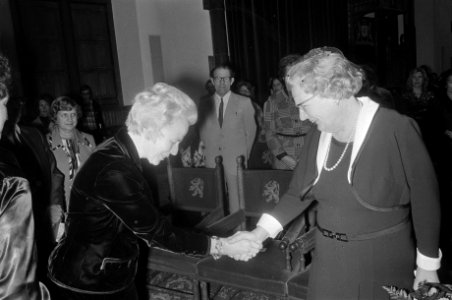 HM bij bijeenkomst Nationaal Comite Internationale Jaar van de Vrouw 1975 in R, Bestanddeelnr 927-7552