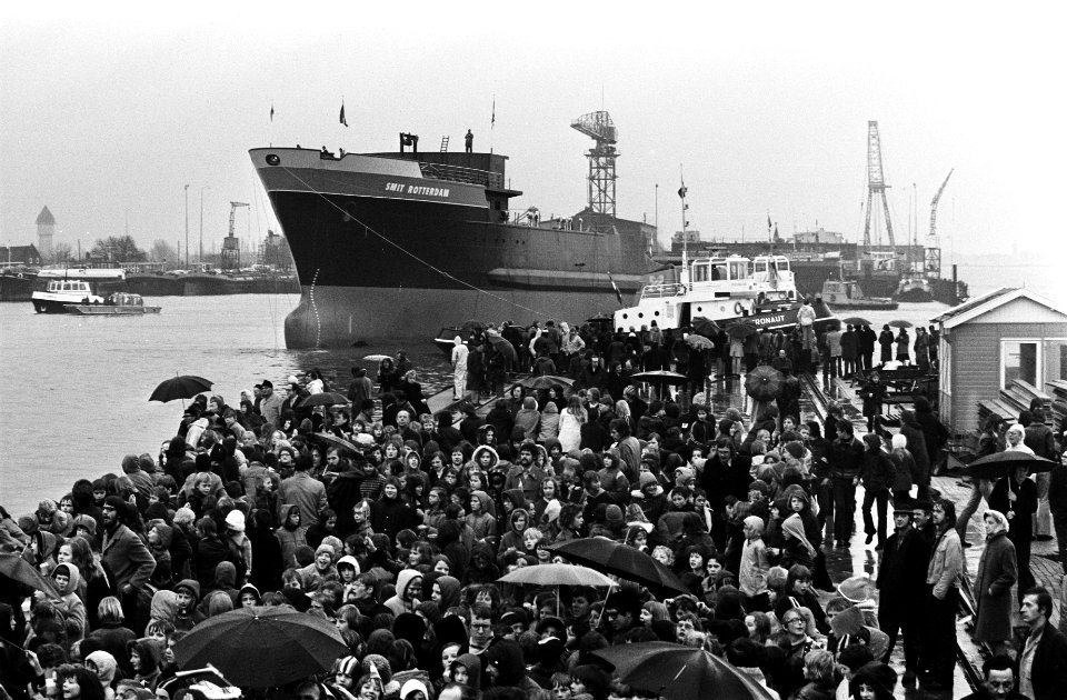 HM bij tewaterlating van zeesleper Smit Rotterdam op scheepswerf De Merwede, Bestanddeelnr 927-6284