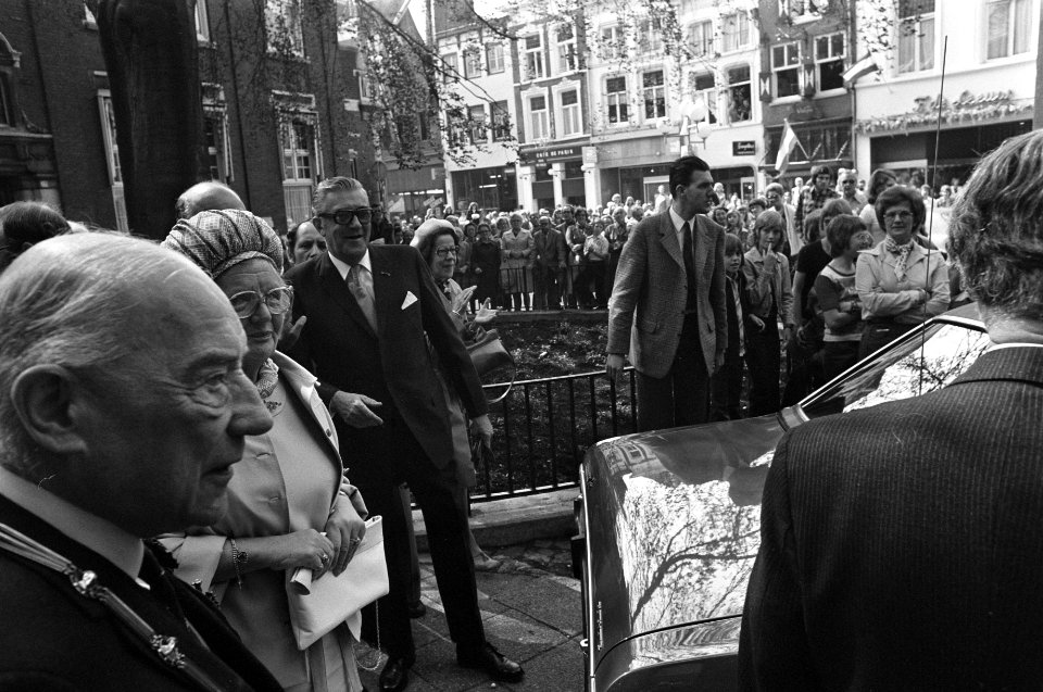HM en Prins Bernhard wonen bijeenkomst bij van de Illustre Lieve Vrouwe Broeder, Bestanddeelnr 928-5968