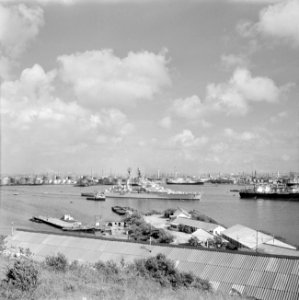 HM De Ruyter in het Schottegat met op de achtergrond de Isla-raffinaderij, Bestanddeelnr 252-2710