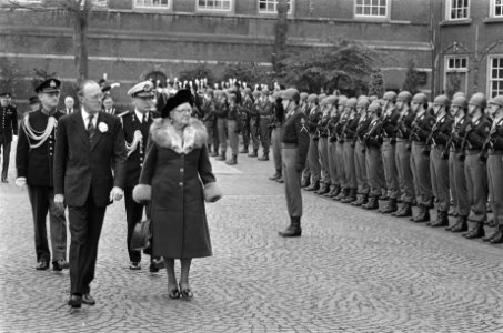 HM en Prins Bernhard wonen diesviering bij ivm 150-jarig Koninklijke Militaire A, Bestanddeelnr 930-0138
