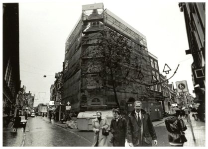 Hoek BarteljorisstraatZijlstraat. De woningen boven de winkelruimtes worden gerenoveerd, Haarlem maakt na vijftien jaar werk van het project 'wonen boven winkels'. NL-HlmNHA 54035318