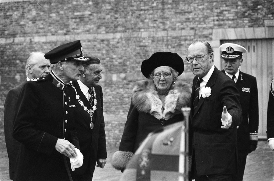 HM en Prins Bernhard wonen diesviering bij ivm 150-jarig Koninklijke Militaire A, Bestanddeelnr 930-0139