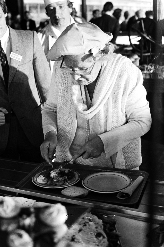 HM in zelfbedieningsrestaurant, Bestanddeelnr 930-2811