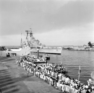 HM kruiser De Ruyter met het koninklijk gezelschap aan boord vaart de St. Annaba, Bestanddeelnr 252-3562