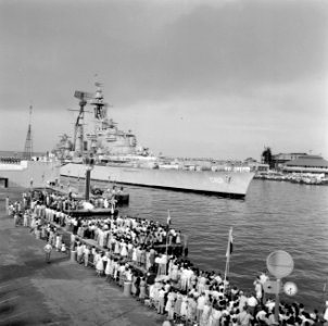 HM kruiser De Ruyter met het koninklijk paar aan boord loopt de St. Annabaai in , Bestanddeelnr 252-3555