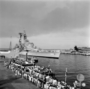 HM kruiser De Ruyter met het koninklijk paar aan boord vaart de St. Annabaai in , Bestanddeelnr 252-3554