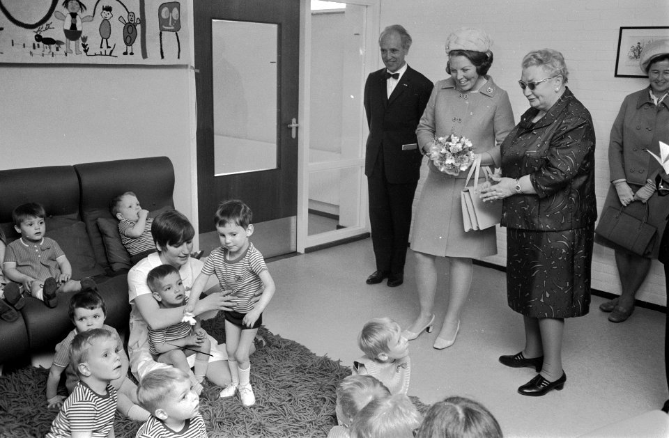 HKH Prinses Beatrix opent kleuterhuis van de Krabbenboss en geeft het de naam Pr, Bestanddeelnr 922-3685