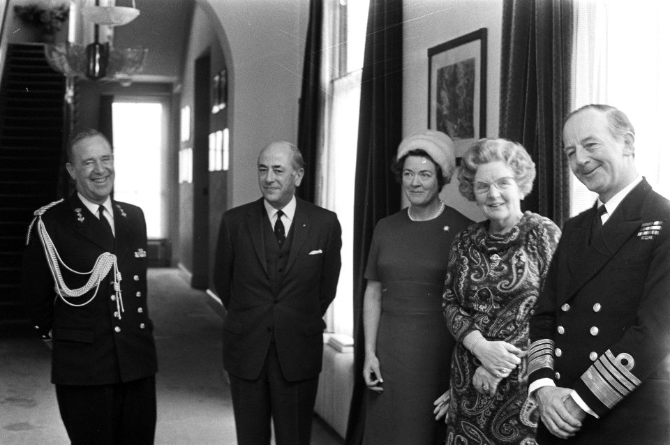 HM ontvangt Sir Edward Ashmore, commander Chief Western Fleet op Soestdijk, (r) , Bestanddeelnr 925-1687