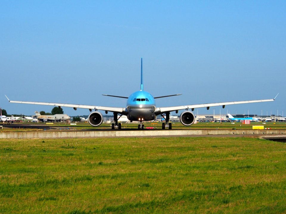 HL8211 Korean Air Lines Airbus A330-223 - cn 1133 taxiing 18july2013 pic-003