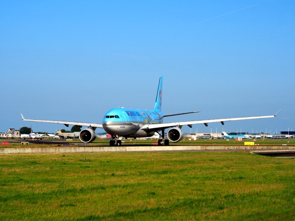 HL8211 Korean Air Lines Airbus A330-223 - cn 1133 taxiing 18july2013 pic-004