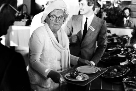 HM in zelfbedieningsrestaurant, Bestanddeelnr 930-2810