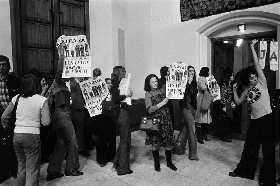 HM bij bijeenkomst Nationaal Comite Internationale Jaar van de Vrouw 1975 in R, Bestanddeelnr 927-7550