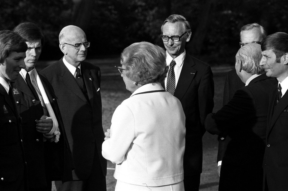 HM ontvangt allen die zich bij het gijzelingsdrama verdienstelijk hebben gemaakt, Bestanddeelnr 927-4616