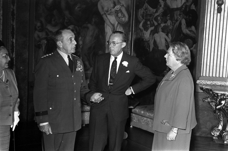 HM en ZKH Prins Bernhard ontvingen generaal Lemnitzer in verband met afscheid al, Bestanddeelnr 922-4822
