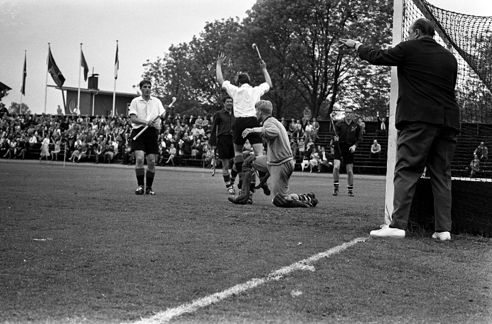 Hockey Amsterdam tegen PW 6-0, Amsterdam landskampioen, Amsterdam scoort derde d, Bestanddeelnr 916-4437