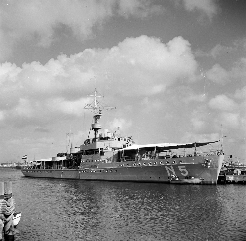 HM N5 krijgt een opknapbeurt aan de kade bij de marinebasis in Willemstad op Cu, Bestanddeelnr 252-7223