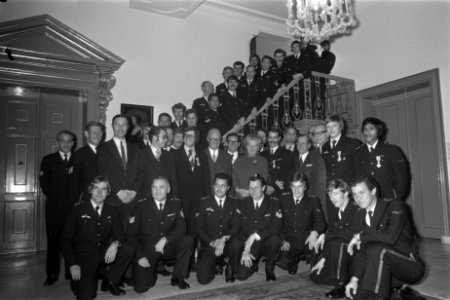 HM ontvangt gegijzelden en bevrijders van Schevenings dra op Huis ten Bosch HM, Bestanddeelnr 927-5590