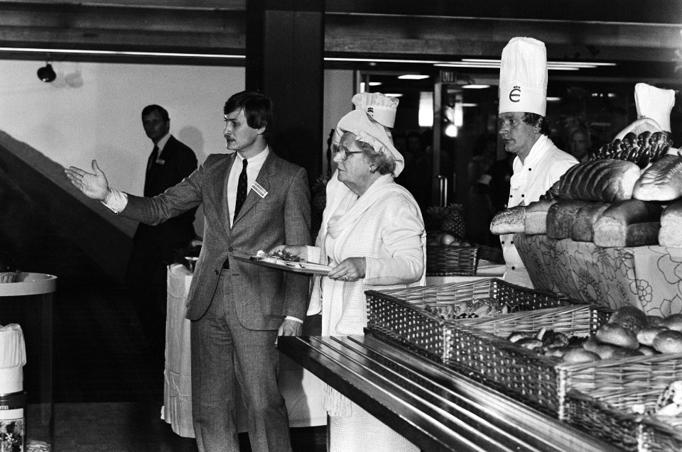 HM in het zelfbedieningsrestaurant, Bestanddeelnr 930-2820