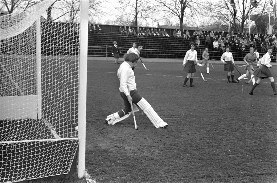 Hockey Nederland tegen Engeland 1-1, dames, keepster Hazel Fellwell geslagen doo, Bestanddeelnr 920-2157