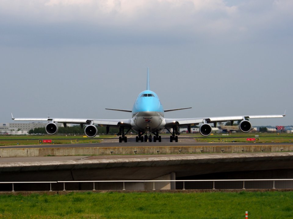HL7605 Korean Air Lines Boeing 747-4B5F(ER) - cn 35526 taxiing 14july2013 pic-001