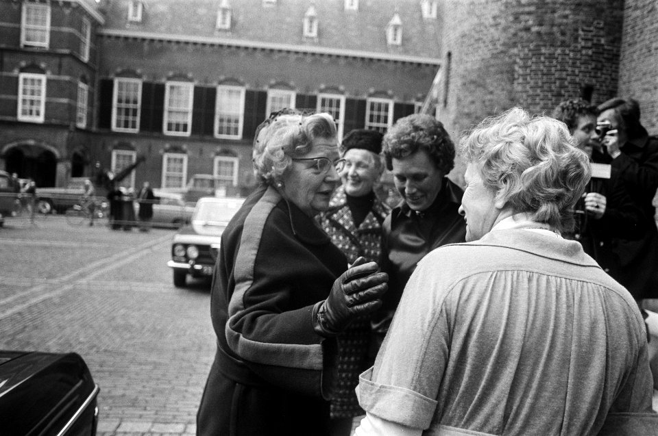 HM bij bijeenkomst Nationaal Comite Internationale Jaar van de Vrouw 1975 in R, Bestanddeelnr 927-7551