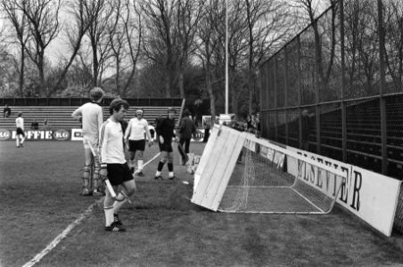 Hockey Amsterdam tegen Klein Zwitserland doel ondersteboven bij Amsterdam, Bestanddeelnr 928-5545