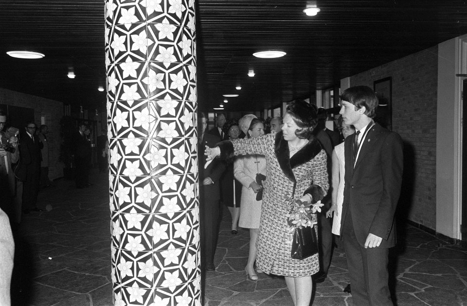 HM Juliana opent het nieuwe Baarns Lyceum te Baarn HKH Beatrix en Margriet waren, Bestanddeelnr 922-2510