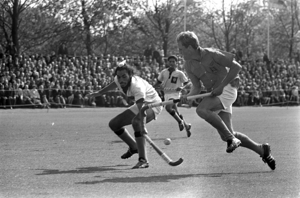 Hockey Nederland tegen India 2-1, een der gebroeders Sing in duel met onze voorh, Bestanddeelnr 920-3319