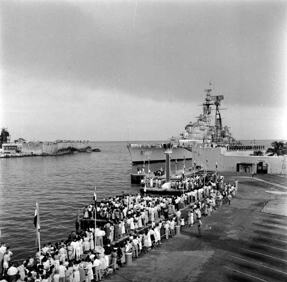 HM kruiser Michiel de Ruyter met het koninklijk paar aan boord komt aan in de St, Bestanddeelnr 252-3547