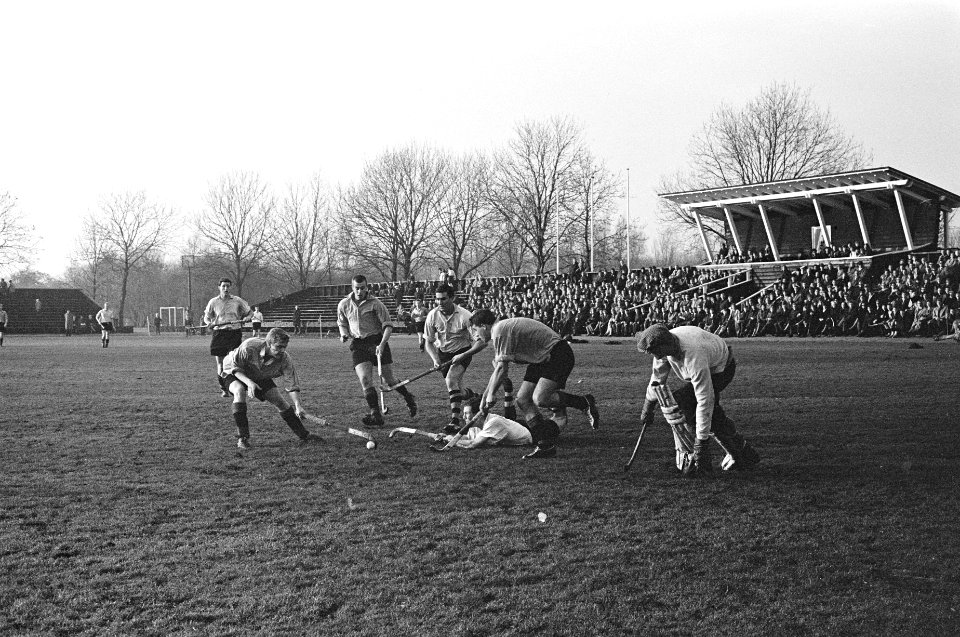 Hockey Amsterdam tegen Laren 0-0 Aanval van Amsterdam op doel Laren, Bestanddeelnr 915-8018
